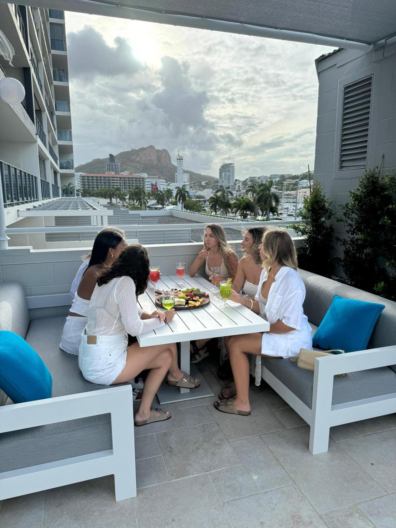 Belmoral Corporate Suites (Adults Only) Townsville Buitenkant foto